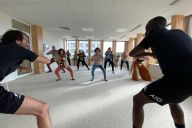 Participants criant à l’unisson dans le cadre de l’activité Haka d’entreprise MadCityZen. | © MadCityZen